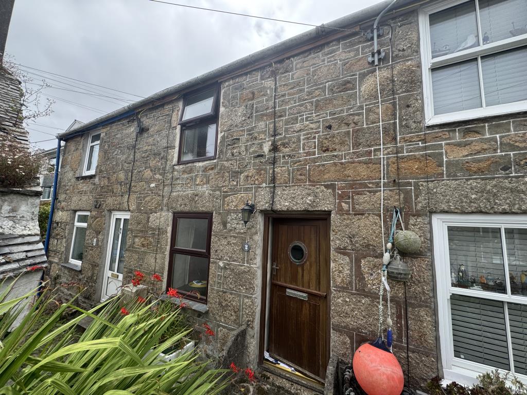 Lot: 142 - COTTAGE FOR IMPROVEMENT - Front of the property